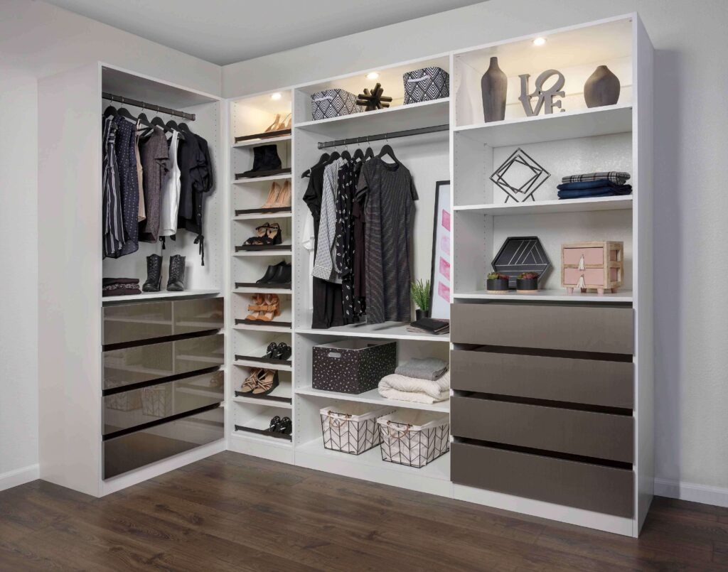Reach-in Closets in Baldwin Hills